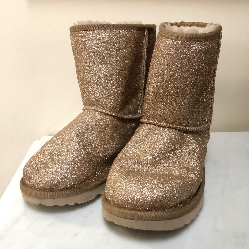 UGG Classic Short II Glitter Gold Boots 1111852K Kids Girls Size US 6